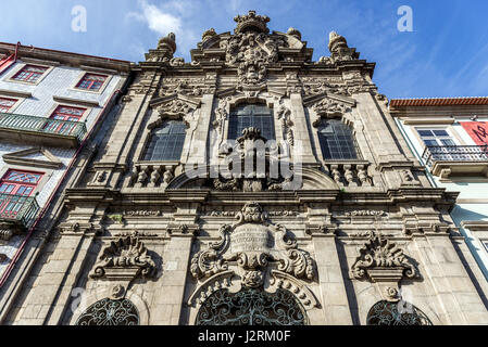 Façade de l'église de la miséricorde de Porto (Santa Casa da Misericordia de Porto) dans la ville de Porto sur la péninsule ibérique, deuxième plus grande ville du Portugal Banque D'Images