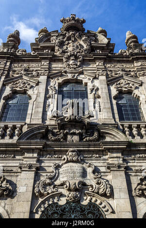 Façade de l'église de la miséricorde de Porto (Santa Casa da Misericordia de Porto) dans la ville de Porto sur la péninsule ibérique, deuxième plus grande ville du Portugal Banque D'Images