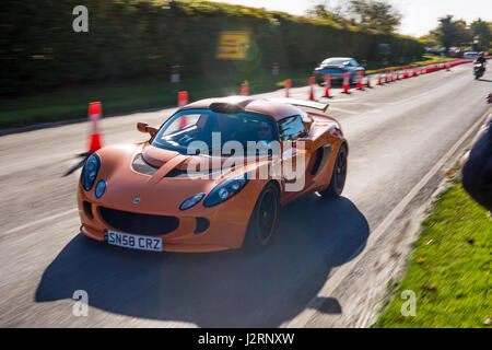 Le circuit de Goodwood Motor, Chichester, West Sussex, Royaume-Uni. 6 novembre 2016. Lotus Orange voiture de l'exil à Goodwood Motor circuit pour le Goodwood 'chaud' (berline bicorps) Breakfast Club Car Rencontrez l'événement sur un frais et froid, matin d'hiver ensoleillé. © Vous Bailey / Alamy Banque D'Images