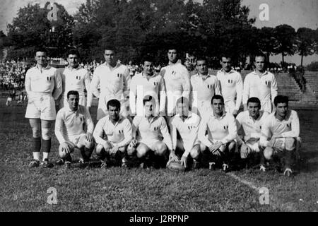 Arena Civica à Milan, finale de la coupe d'Europe des nations de rugby 1952 entre l'Union nationale de rugby à XV d'Italie et de France. Sur cette photo, l'équipe italienne est en uniforme blanc avant le sifflet de départ. Banque D'Images