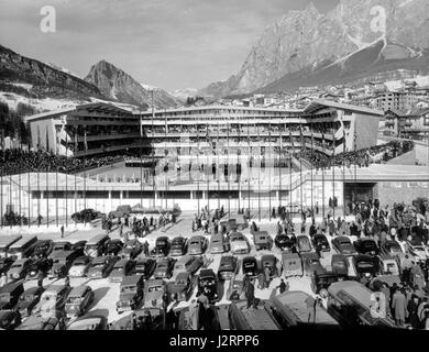 Cérémonie d'ouverture des VIIe Jeux Olympiques d'hiver à Cortina 1956 Banque D'Images