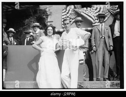 Suzanne Rachel flore Lenglen (1899-1938). Lenglen a remporté 31 titres de champion entre 1914 et 1926, elle était une célébrité du tennis et l'une des premières stars internationales du sport féminin nommée la Divine (la déesse) par la presse française Banque D'Images