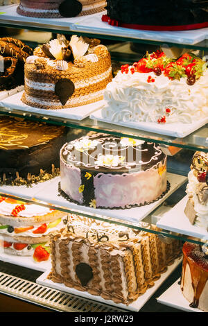 Différents types de gâteaux sucrés en pâtisserie Écran de verre. Bon Assortiment de confiseries Banque D'Images