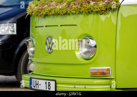 JURMALA, LETTONIE - 5 juillet 2013 : Vert vieux bus VW décoré pour la fête. Banque D'Images