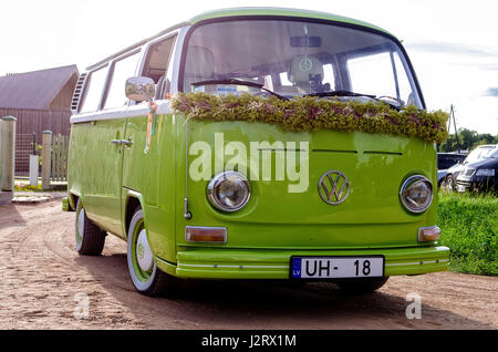 JURMALA, LETTONIE - 5 juillet 2013 : Vert vieux bus VW décoré pour la fête. Banque D'Images