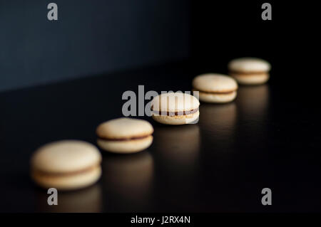 Macarons à la crème de chocolat commandé en ligne Banque D'Images