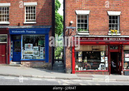 Un sentier entre les bâtiments de Wirksworth's Market Place offre un aperçu de la campagne du Derbyshire. Banque D'Images