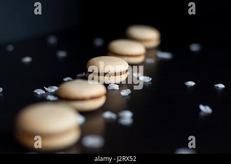 Macarons à la crème de chocolat commandé en ligne décorées avec des cailloux Banque D'Images