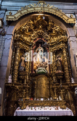 Autel latéral de l'Église du troisième ordre (Igreja do Terco) dans la ville de Porto sur la péninsule ibérique, deuxième plus grande ville du Portugal Banque D'Images