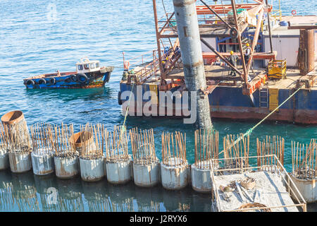 ISTANBUL, TURQUIE, 4 mars 2017 - Le nouveau Galataport Istanbul cruise port processus de construction avec les travailleurs du travail sur site flottant à Kadikoy Banque D'Images