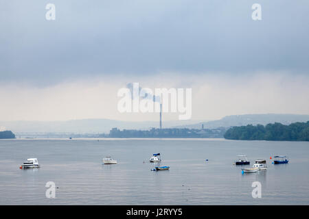 Belgrade, capitale de la Serbie et le Danube, vu de Zemun district, au cours d'une journée nuageuse rainly floue de printemps Photo de Belgrade, l'ec principal Banque D'Images