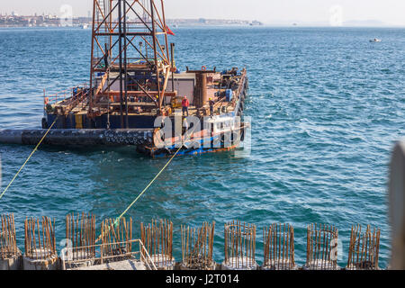 ISTANBUL, TURQUIE, 4 mars 2017 - Le nouveau Galataport Istanbul cruise port processus de construction avec les travailleurs du travail sur site flottant à Kadikoy Banque D'Images