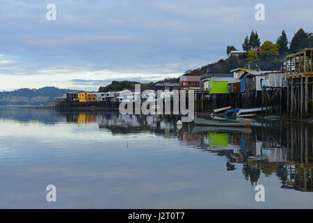 Horizon de la ville de Castro avec ses célèbres maisons de pilotis (palafitos) sur l'île de Chiloe dans le district du lac du Chili. Banque D'Images