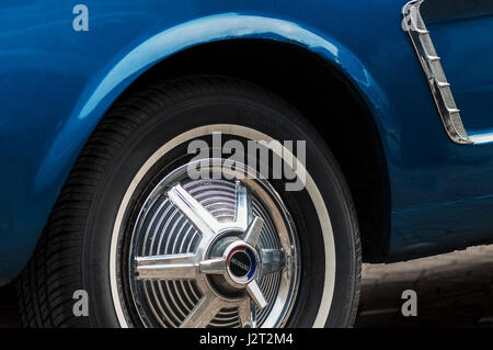 TIMISOARA ROUMANIE - 22 avril 2017 : vieille Ford Mustang voiture rétro affiche sur un défilé. Roue arrière close-up. Banque D'Images