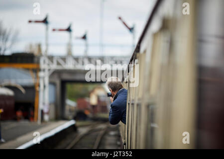 Transporteur incliné vers l'extérieur de la fenêtre d'un mk1 entraîneur à l'ELR East Lancashire Railway, une ligne de patrimoine préservé à Bury Greater Manchester, Banque D'Images