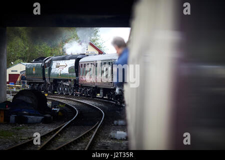 Transporteur incliné vers l'extérieur de la fenêtre d'un mk1 entraîneur à l'ELR East Lancashire Railway, une ligne de patrimoine préservé à Bury Greater Manchester, Banque D'Images