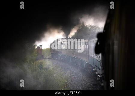 Transporteur incliné vers l'extérieur de la fenêtre d'un mk1 entraîneur à l'ELR East Lancashire Railway, une ligne de patrimoine préservé à Bury Greater Manchester, Banque D'Images