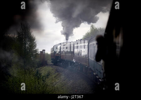 Transporteur incliné vers l'extérieur de la fenêtre d'un mk1 entraîneur à l'ELR East Lancashire Railway, une ligne de patrimoine préservé à Bury Greater Manchester, Banque D'Images