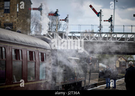 Transporteur incliné vers l'extérieur de la fenêtre d'un mk1 entraîneur à l'ELR East Lancashire Railway, une ligne de patrimoine préservé à Bury Greater Manchester, Banque D'Images