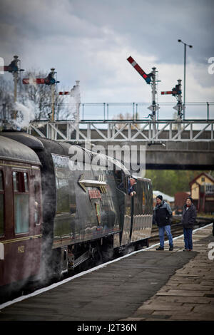 Transporteur incliné vers l'extérieur de la fenêtre d'un mk1 entraîneur à l'ELR East Lancashire Railway, une ligne de patrimoine préservé à Bury Greater Manchester, Banque D'Images