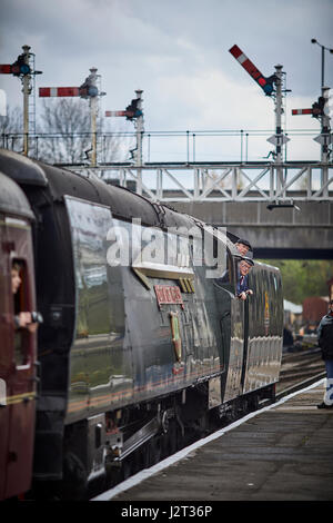 Transporteur incliné vers l'extérieur de la fenêtre d'un mk1 entraîneur à l'ELR East Lancashire Railway, une ligne de patrimoine préservé à Bury Greater Manchester, Banque D'Images