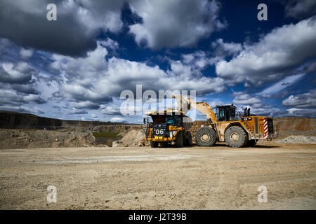 Camion Dumper à Cemex Quarry en trous Dove High Peak District de Derbyshire Buxton nr. Banque D'Images