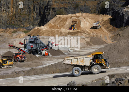 Camion Dumper à Cemex Quarry en trous Dove High Peak District de Derbyshire Buxton nr. Banque D'Images