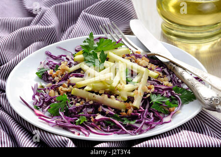 Chou rouge Salade avec des tranches de pomme et de noix concassées Banque D'Images