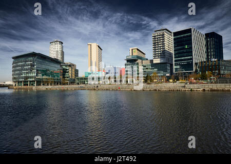 Journée ensoleillée à MediacityUk à Salford Quays accueil à la BBC dans le compound docks Banque D'Images