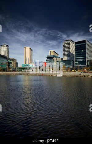 Journée ensoleillée à MediacityUk à Salford Quays accueil à la BBC dans le compound docks Banque D'Images