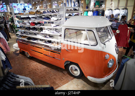 Tirer l'ours & store pare-brise déversé VW camper van utilisé dans le magasin en tant que fonction d'affichage d'une étagère. Banque D'Images