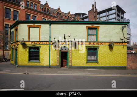 Vue Manchester pub victorien recouvert de carrelage vert Peveril Of The Peak Banque D'Images