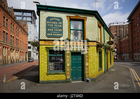 Vue Manchester pub victorien recouvert de carrelage vert Peveril Of The Peak Banque D'Images