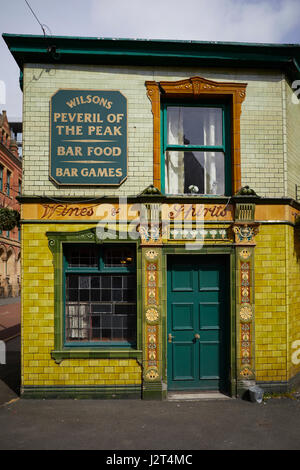 Vue Manchester pub victorien recouvert de carrelage vert Peveril Of The Peak Banque D'Images