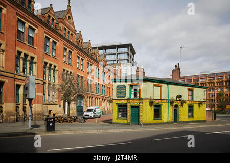 Vue Manchester pub victorien recouvert de carrelage vert Peveril Of The Peak Banque D'Images