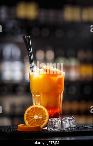 Cocktail avec le jus d'orange et des cubes de glace Banque D'Images