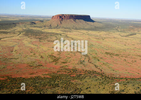 VUE AÉRIENNE. Mont Conner ; une mesa isolée (ou inselberg) dans le centre rouge de l'Australie. Territoire du Nord, Australie. Banque D'Images