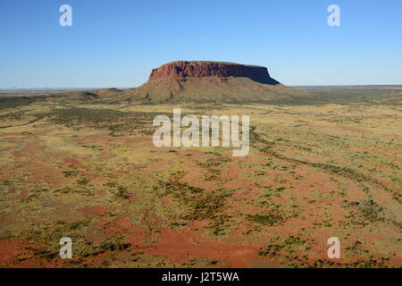 VUE AÉRIENNE. Mont Conner ; une mesa isolée (ou inselberg) dans le centre rouge de l'Australie. Territoire du Nord, Australie. Banque D'Images