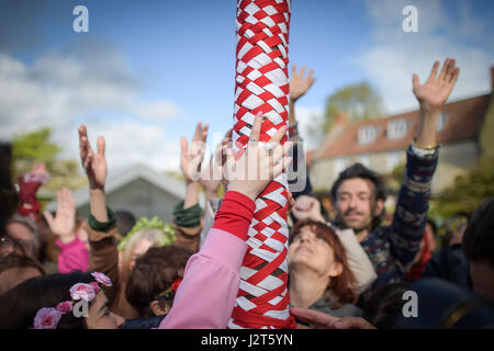 Mains toucher le mât à la Chalice Well, Glastonbury, où Beltane festivités ont lieu le 1er mai. Banque D'Images
