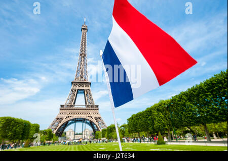 Drapeau tricolore sur un jour de printemps lumineux en face de la Tour Eiffel à Paris, France Banque D'Images