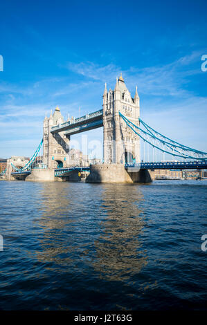 Vue panoramique sur le célèbre Tower Bridge traversant la Tamise sur les toits de Londres, Angleterre Banque D'Images