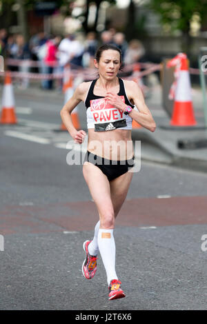 Jo Pavey s'exécutant dans la Vierge Argent Marathon de Londres 2017, l'Autoroute, Londres, Royaume-Uni. Banque D'Images