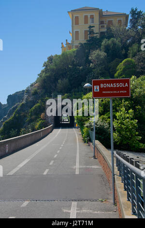 L'entrée du train désaffecté des tunnels qui relient et Levanto Levanto en ligurie, italie, qui sont maintenant utilisés comme cycle public et sentiers Banque D'Images