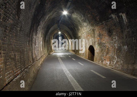 Les trains désaffectés tunnels qui courent le long de la côte entre Rapallo et Santa Maria navarrese en ligurie, italie, qui sont maintenant utilisés comme cycle public et sentiers Banque D'Images