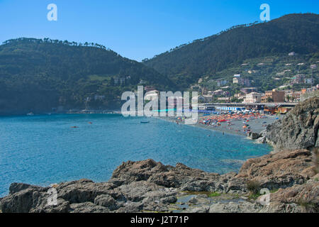 La ville de Levanto en ligurie, italie, vu depuis la fin de la gare désaffectée de tunnels qui courent de Levanto Banque D'Images