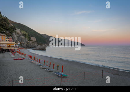 La plage déserte dans le village de Cinque Terre Monterosso al Mare en ligurie, italie, prise au coucher du soleil Banque D'Images