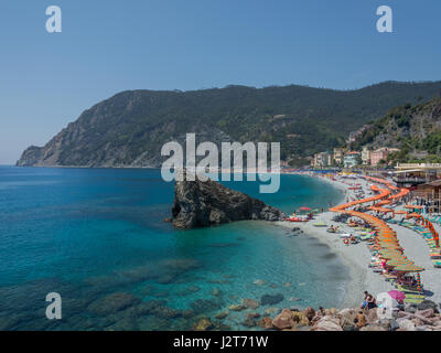 La plage de la ville de Cinque Terre Monterosso al Mare en ligurie, italie, vu sur un après-midi ensoleillé de printemps Banque D'Images