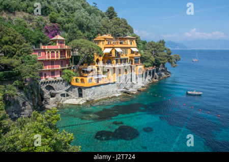 Une plage cachée et hôtels au bord de l'eau dans la ville de Portofino en ligurie, italie Banque D'Images