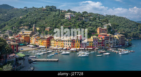 Une image panoramique de la ville de Portofino en ligurie, italie, vu de la chiesa San Giorgio sur une journée ensoleillée Banque D'Images