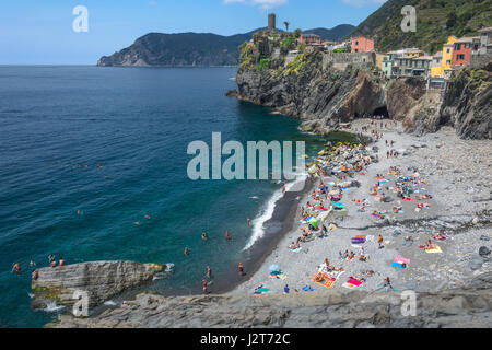 La plage à cinque Terre village de vernazza en ligurie, italie prises sur un après-midi ensoleillé à partir de la falaise au-dessus Banque D'Images